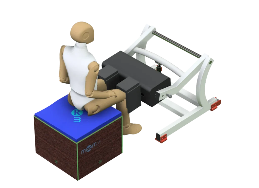 Dispositivo de rehabilitación con maniquí en posición de ejercicio, diseñado para generar movimiento que estimula la circulación sanguínea y favorece el drenaje linfático.