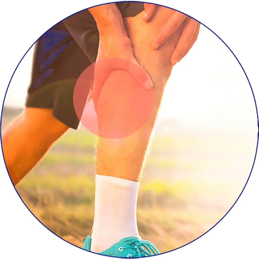 Persona sujetando su pierna con dolor en la zona del gemelo, representando una rotura muscular. Las roturas musculares se pueden prever con aplicaciones avanzadas de frío, calor, contrastes térmicos, compresión y onda cinética.