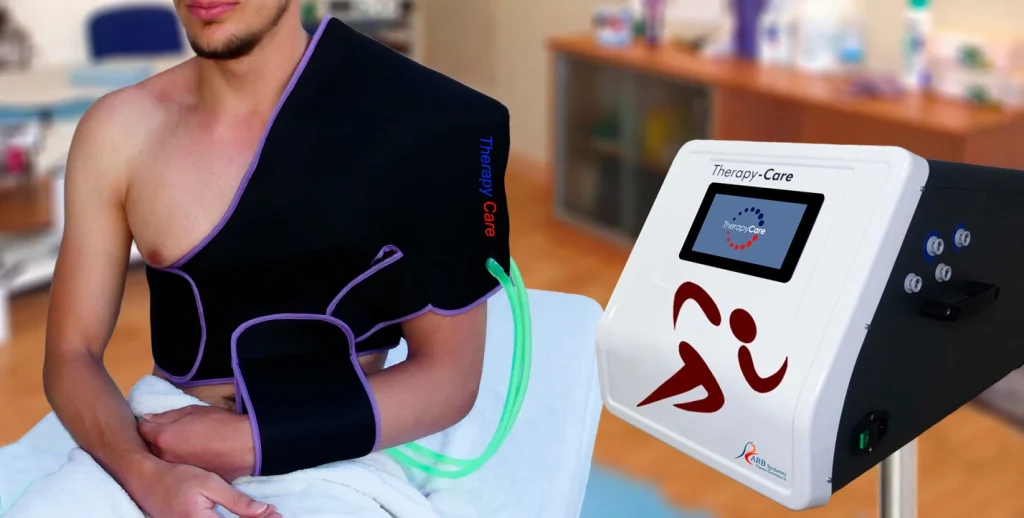 Paciente en sesión con dispositivo Therapy Care aplicado en el hombro, conectado a equipo de control de frío y calor. Soluciones naturales, seguras y efectivas para la recuperación muscular.