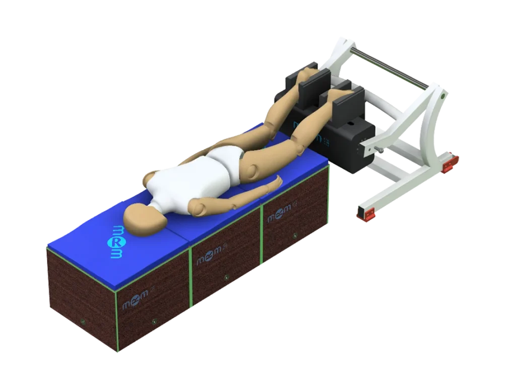 Rehabilitation device with mannequin in horizontal position, using protective sponges that firmly secure arms and legs, avoiding excessive pressure and risk of bruising.